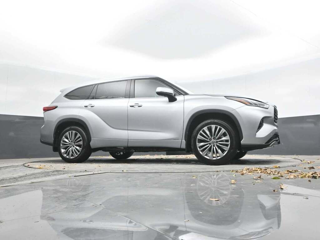 2022 Toyota Highlander Hybrid Platinum