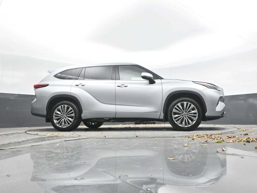 2022 Toyota Highlander Hybrid Platinum