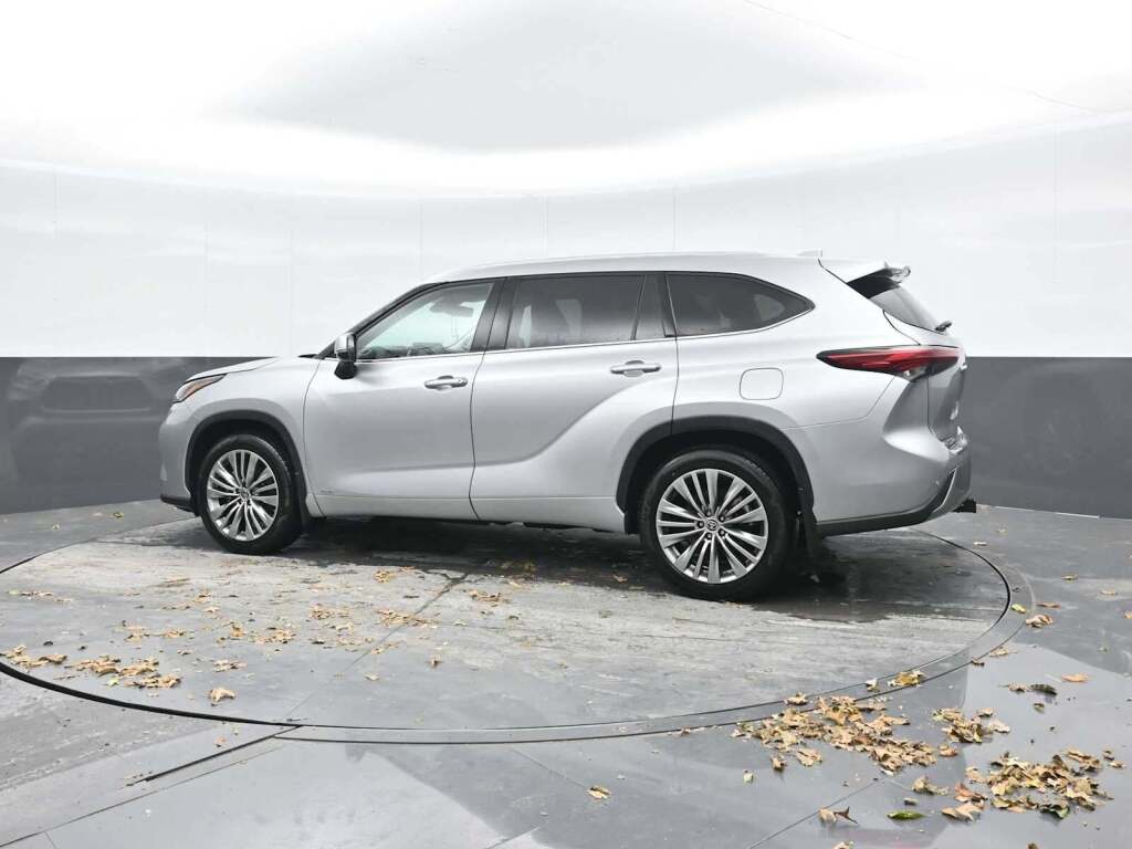 2022 Toyota Highlander Hybrid Platinum