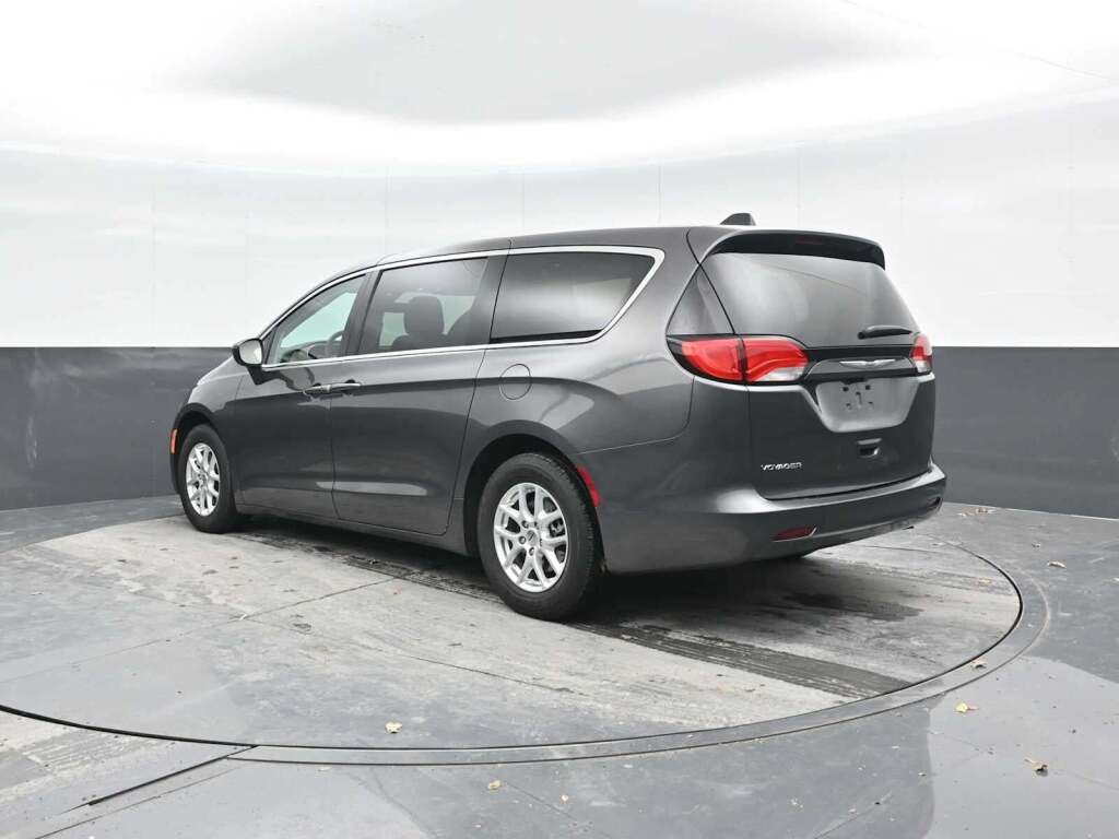 2022 Chrysler Voyager LX's photo