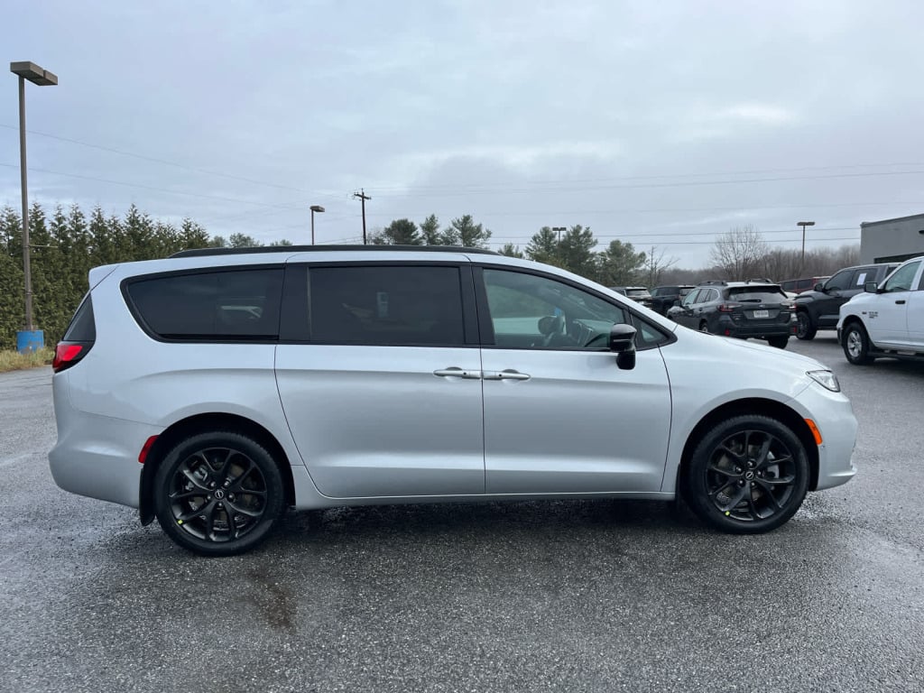 2026 Chrysler Pacifica Select AWD