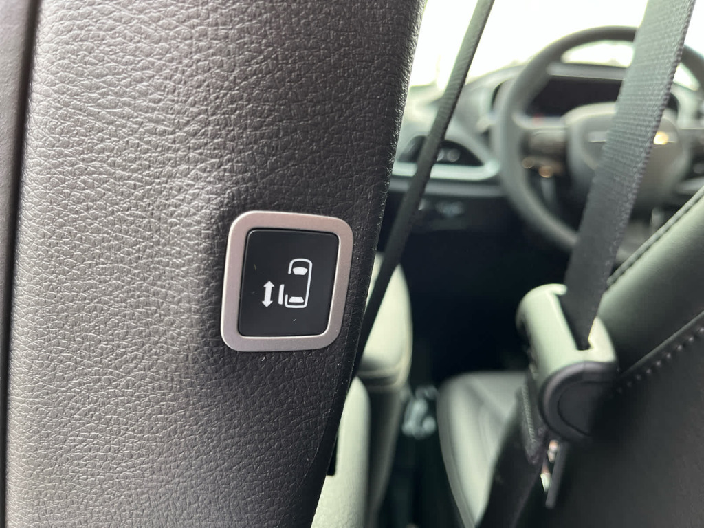 2026 Chrysler Pacifica Select AWD