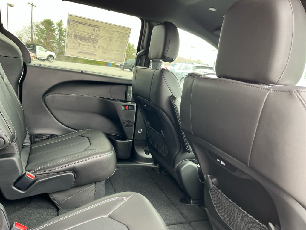 2026 Chrysler Pacifica Select AWD