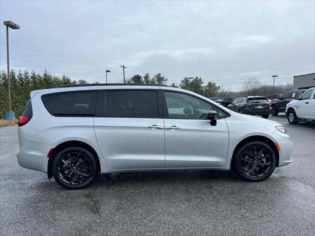2026 Chrysler Pacifica Select AWD