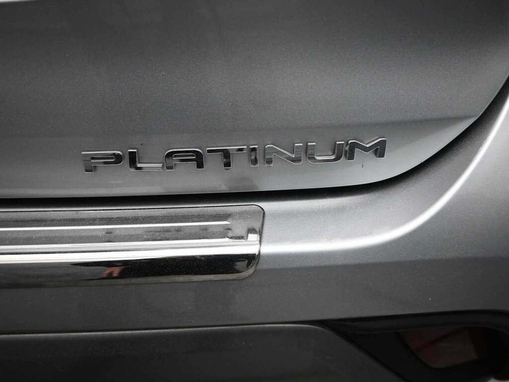 2022 Toyota Highlander Hybrid Platinum