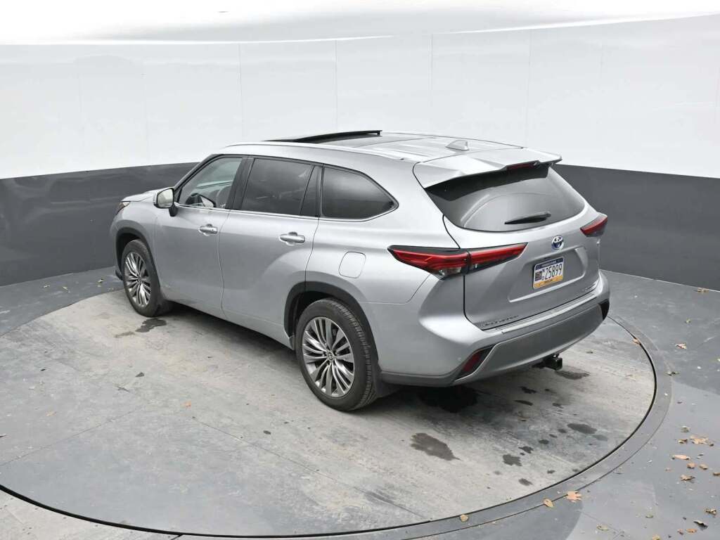 2022 Toyota Highlander Hybrid Platinum