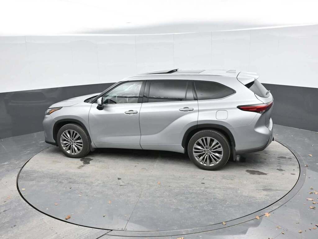 2022 Toyota Highlander Hybrid Platinum