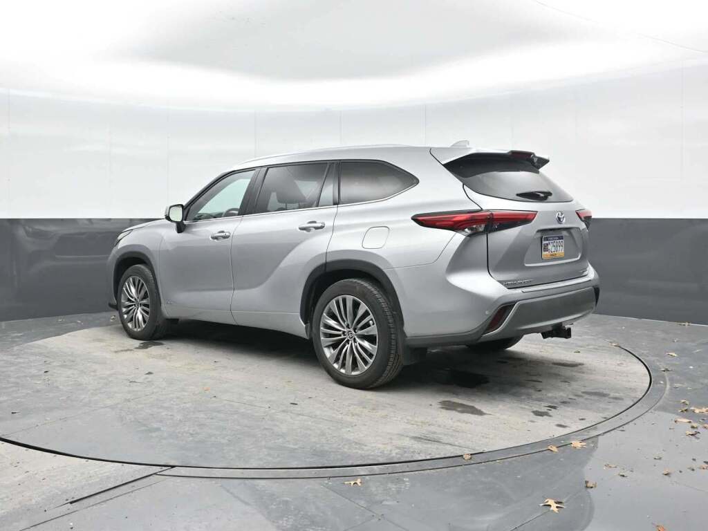 2022 Toyota Highlander Hybrid Platinum