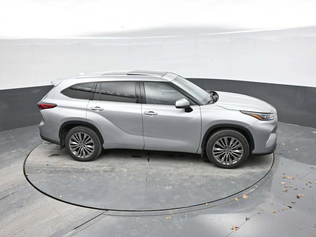 2022 Toyota Highlander Hybrid Platinum