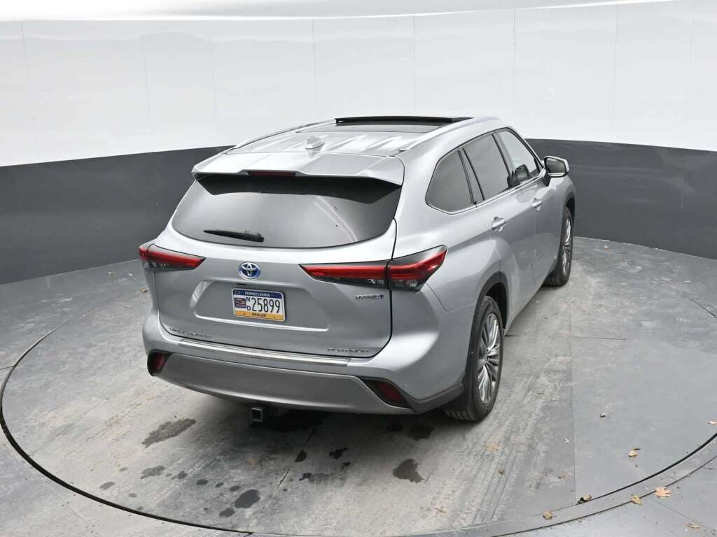 2022 Toyota Highlander Hybrid Platinum