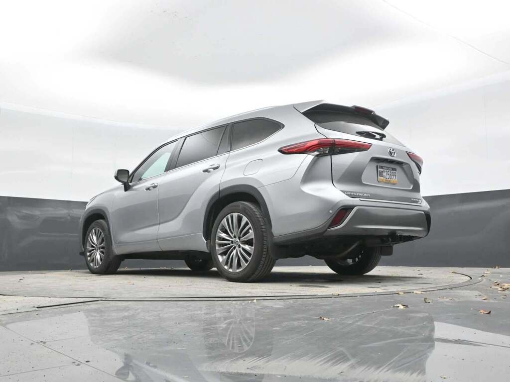 2022 Toyota Highlander Hybrid Platinum