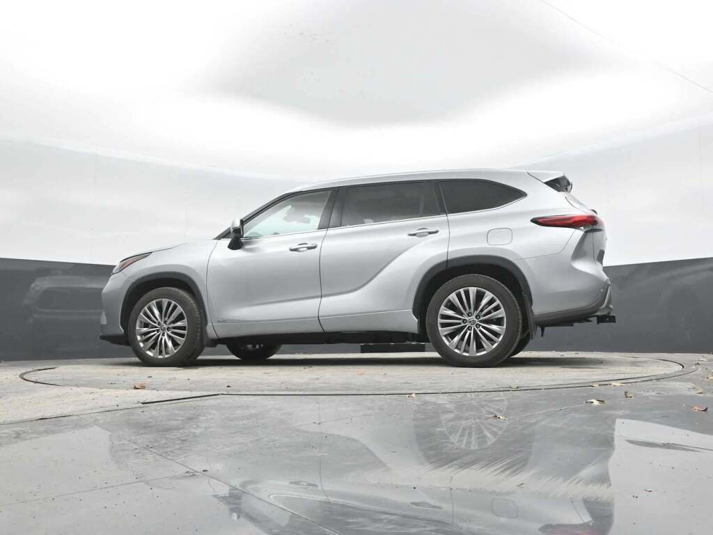 2022 Toyota Highlander Hybrid Platinum