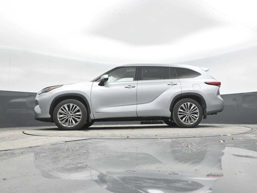 2022 Toyota Highlander Hybrid Platinum