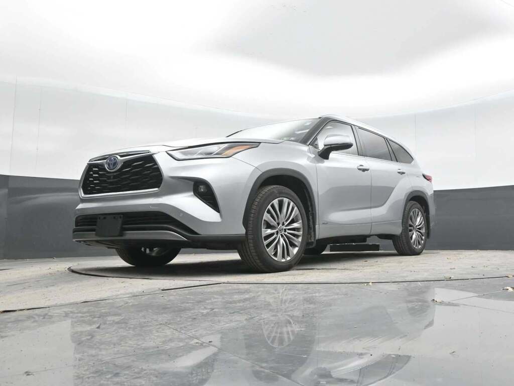 2022 Toyota Highlander Hybrid Platinum