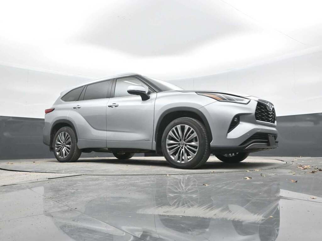 2022 Toyota Highlander Hybrid Platinum