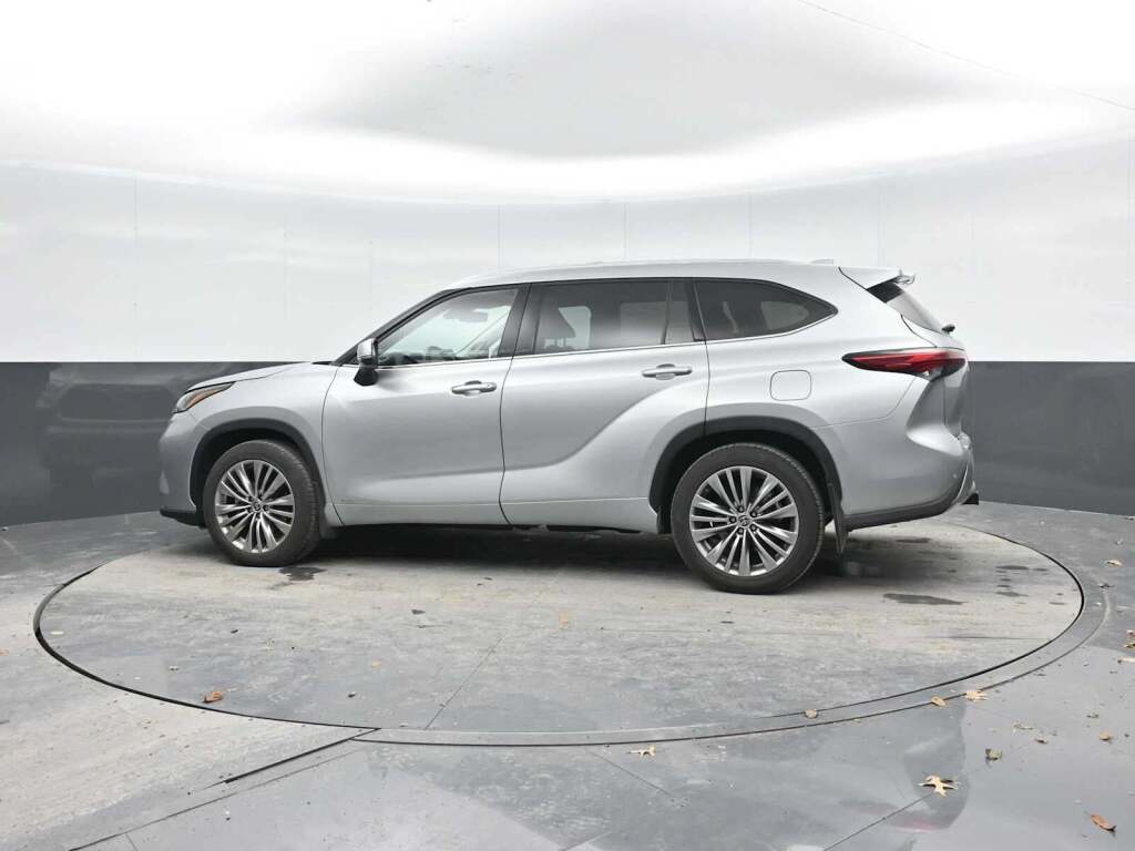 2022 Toyota Highlander Hybrid Platinum