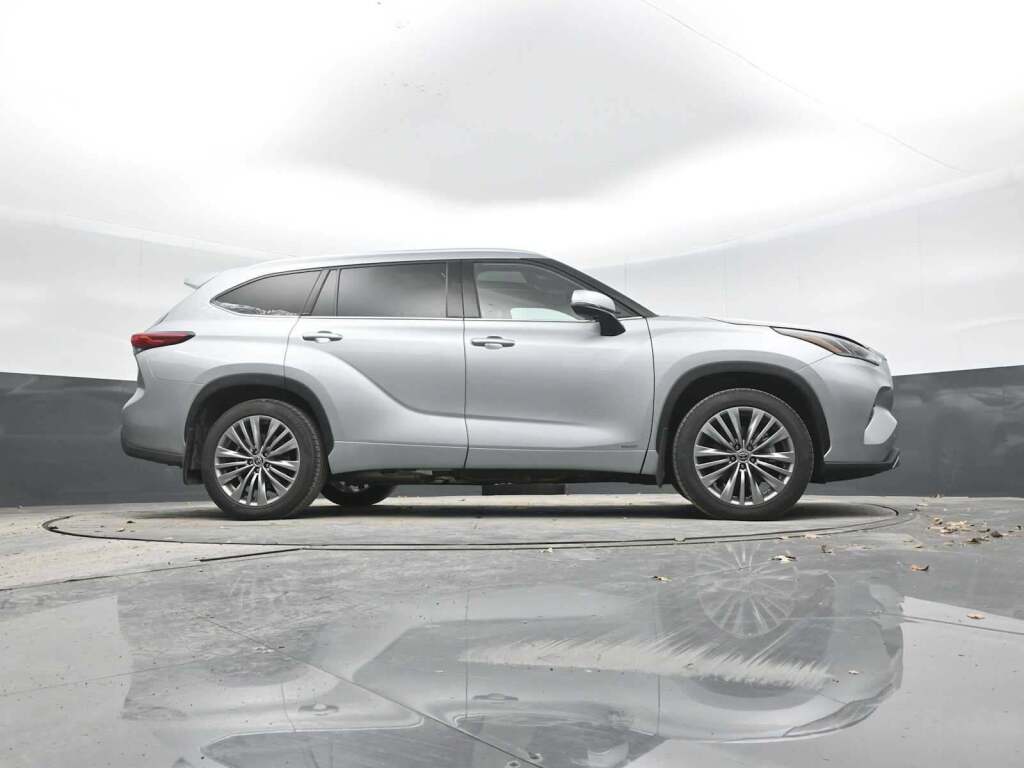 2022 Toyota Highlander Hybrid Platinum