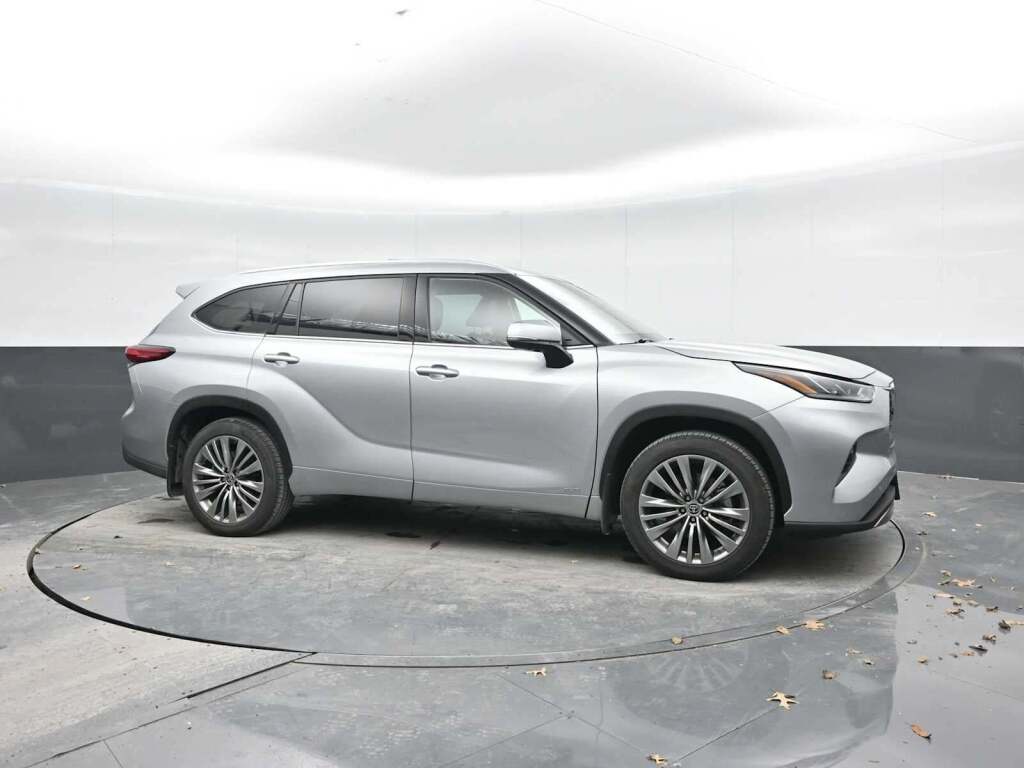 2022 Toyota Highlander Hybrid Platinum