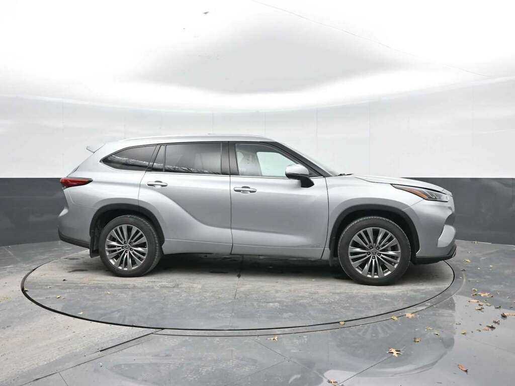 2022 Toyota Highlander Hybrid Platinum
