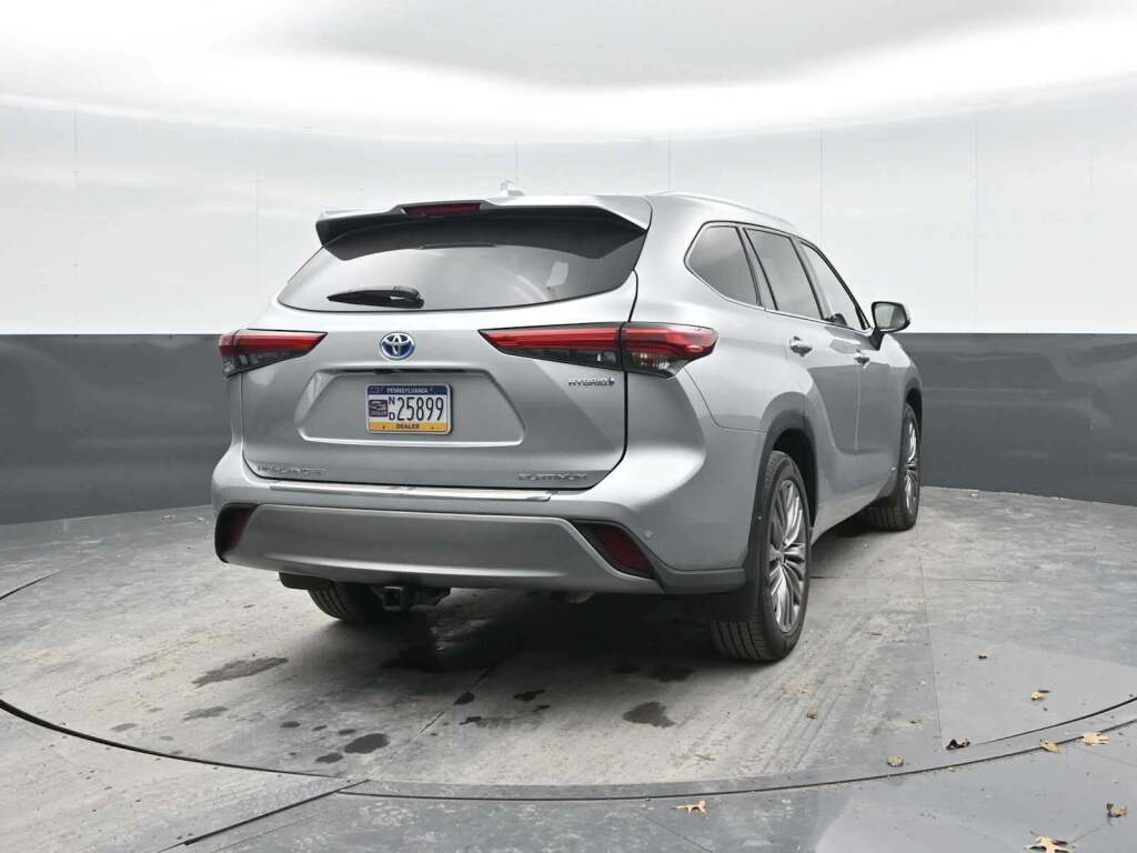 2022 Toyota Highlander Hybrid Platinum