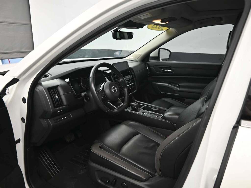 2023 Nissan Pathfinder SL FWD