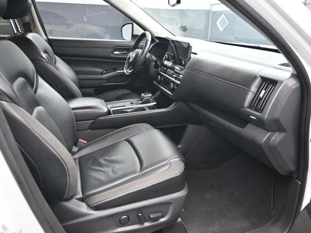 2023 Nissan Pathfinder SL FWD