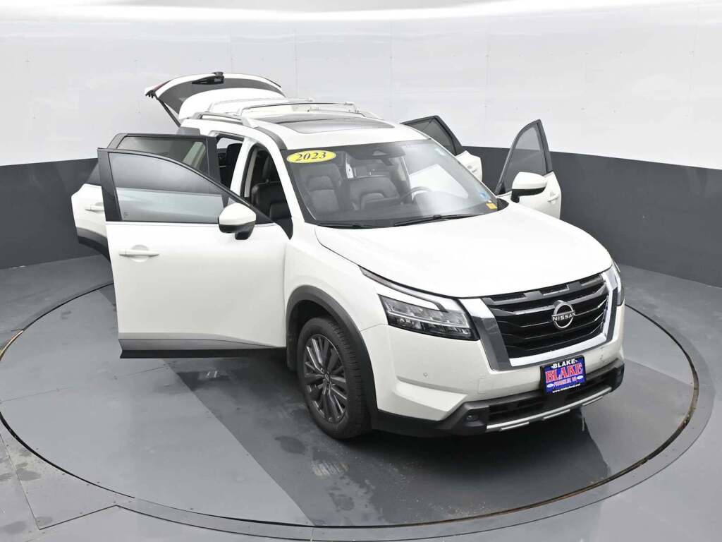 2023 Nissan Pathfinder SL FWD