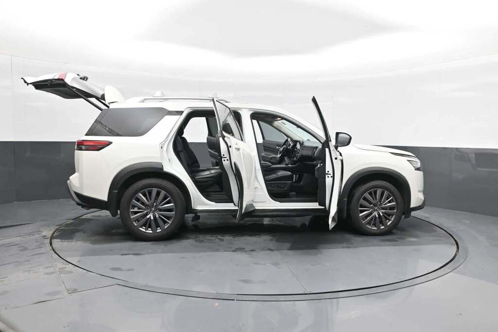 2023 Nissan Pathfinder SL FWD