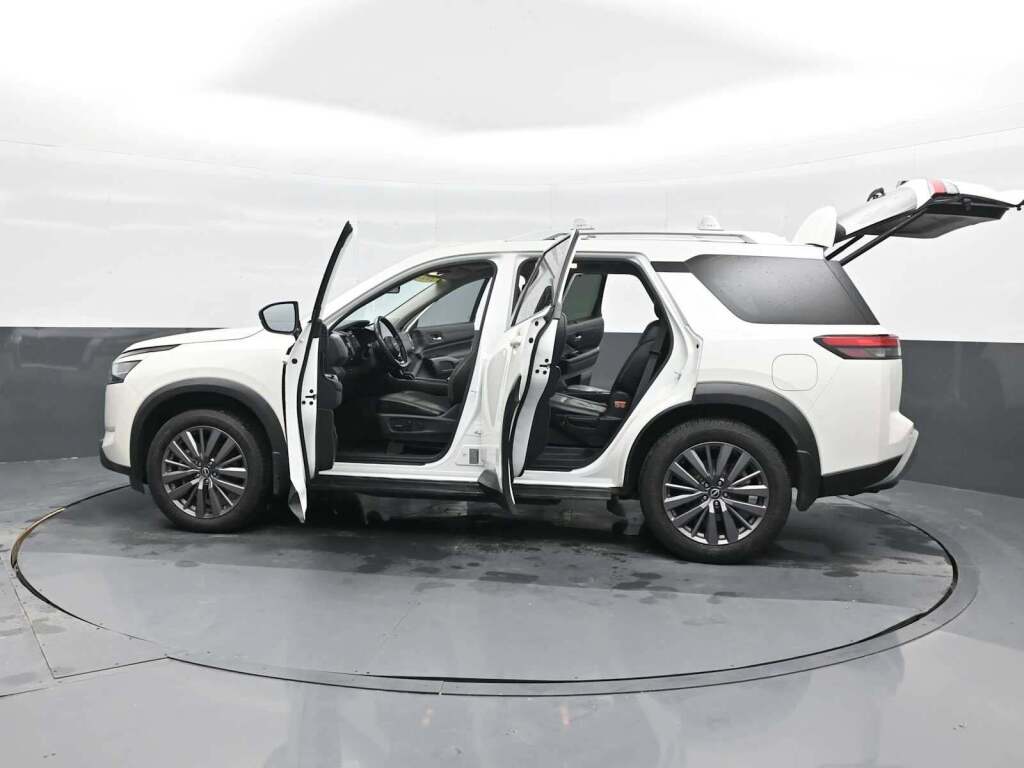 2023 Nissan Pathfinder SL FWD