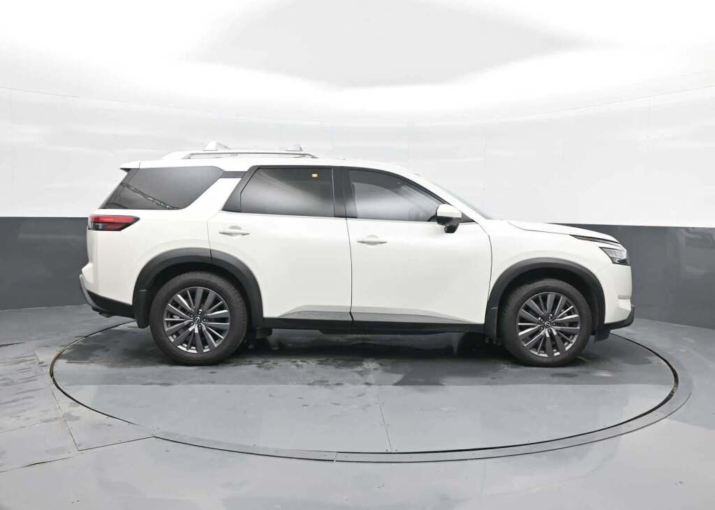 2023 Nissan Pathfinder SL FWD