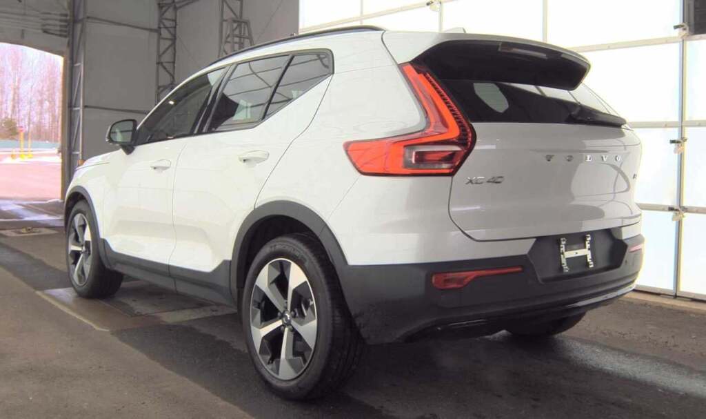 2023 Volvo XC40 B4 Ultimate Dark Theme