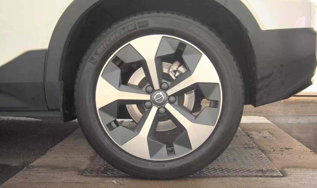 2023 Volvo XC40 B4 Ultimate Dark Theme