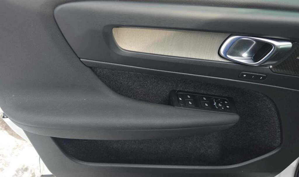 2023 Volvo XC40 B4 Ultimate Dark Theme