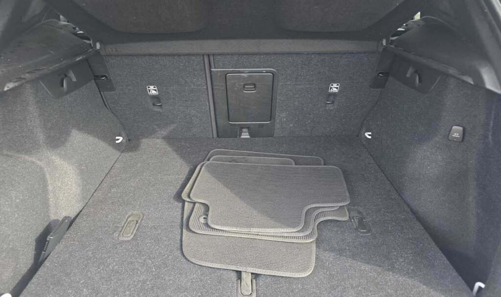 2023 Volvo XC40 B4 Ultimate Dark Theme