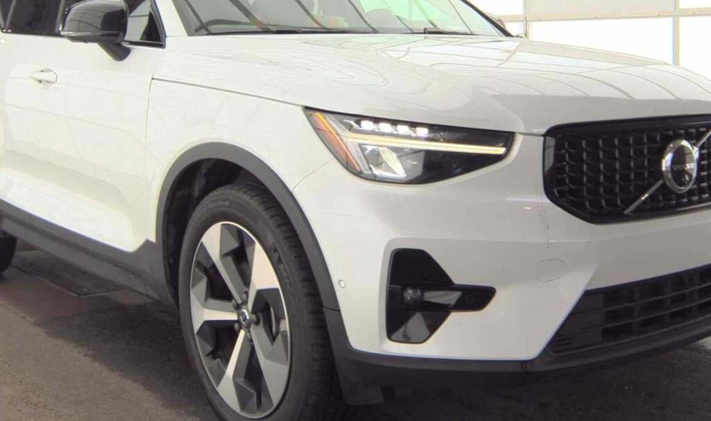 2023 Volvo XC40 B4 Ultimate Dark Theme