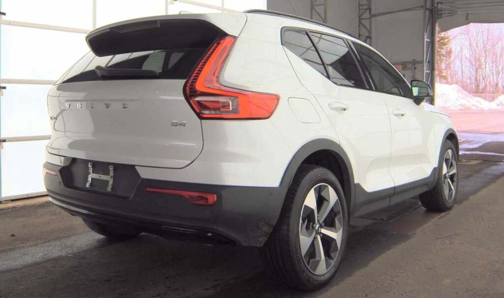 2023 Volvo XC40 B4 Ultimate Dark Theme