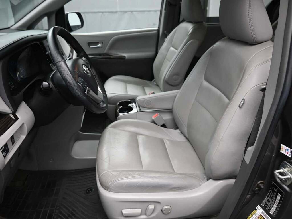 2015 Toyota Sienna XLE 8 Passenger