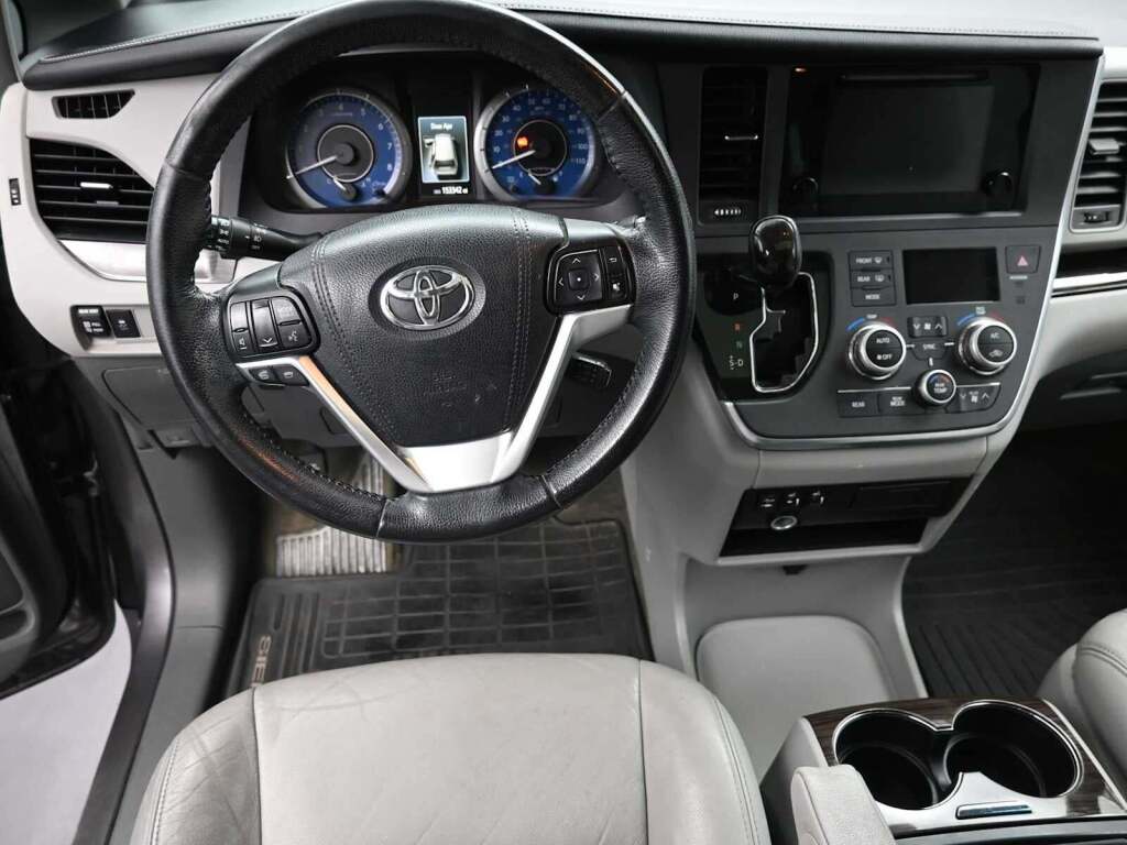 2015 Toyota Sienna XLE 8 Passenger