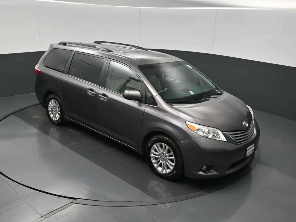 2015 Toyota Sienna XLE 8 Passenger
