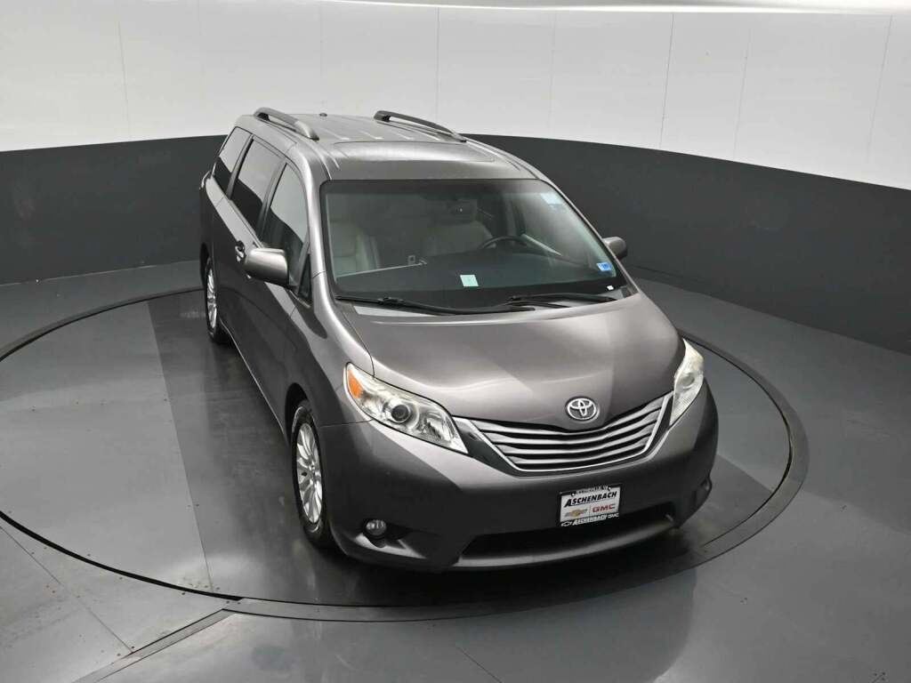 2015 Toyota Sienna XLE 8 Passenger
