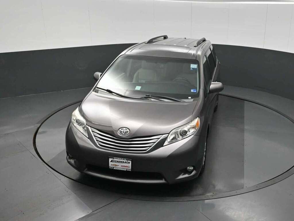 2015 Toyota Sienna XLE 8 Passenger