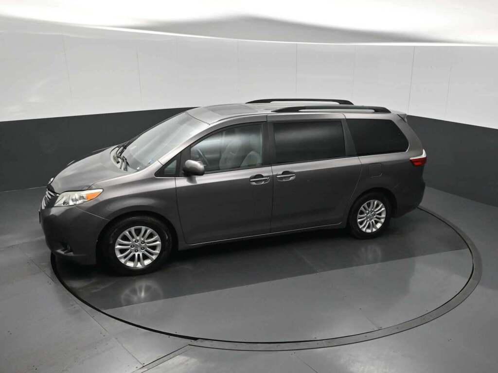 2015 Toyota Sienna XLE 8 Passenger