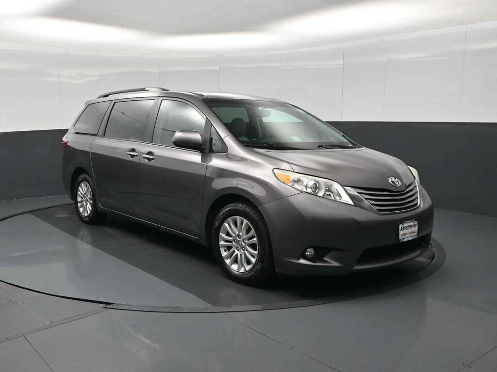 2015 Toyota Sienna XLE 8 Passenger