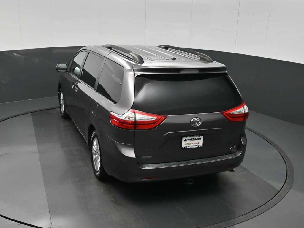 2015 Toyota Sienna XLE 8 Passenger