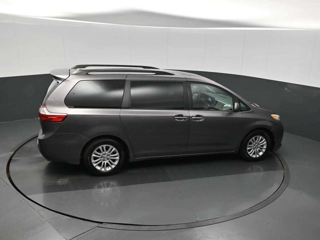 2015 Toyota Sienna XLE 8 Passenger