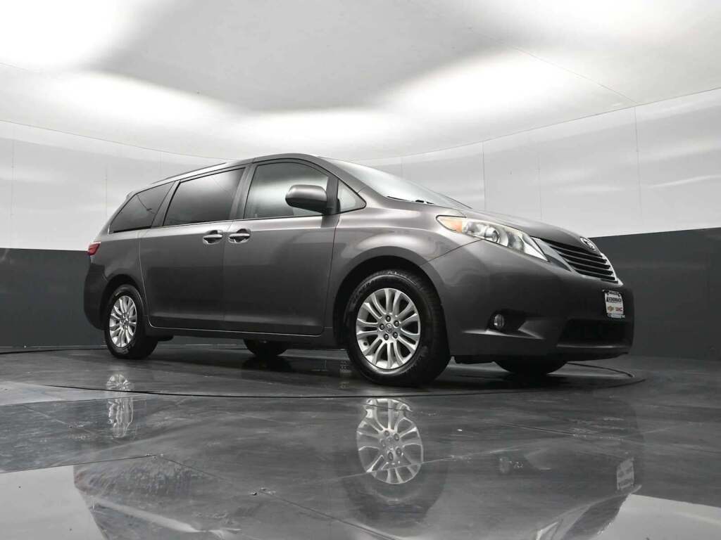 2015 Toyota Sienna XLE 8 Passenger