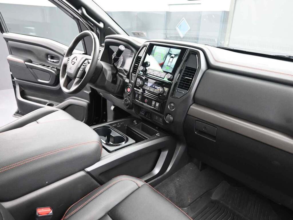 2024 Nissan TITAN Crew Cab PRO-4X 4x4