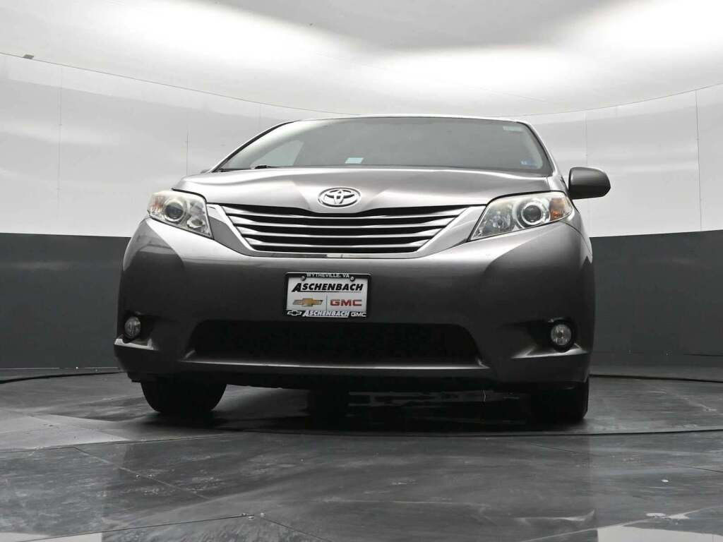 2015 Toyota Sienna XLE 8 Passenger