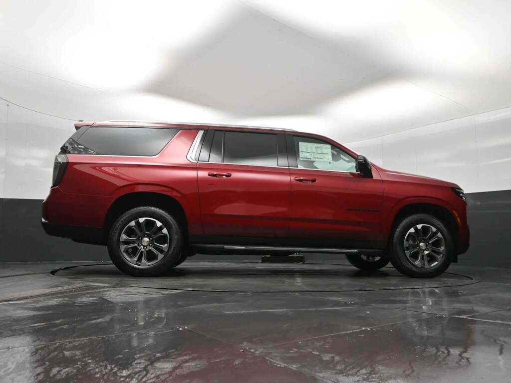 2026 Chevrolet Suburban LT, 4WD