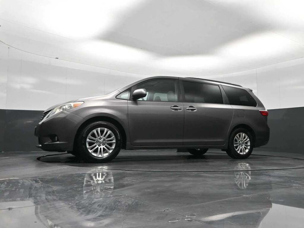 2015 Toyota Sienna XLE 8 Passenger